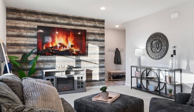 Marmon Retreat-5BR/hot tub/theater, near TPC & National Sports Center