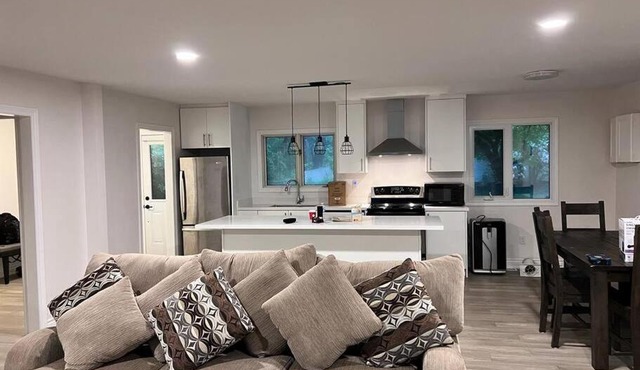 Marmora Hideaway – Cozy Waterfront Retreat