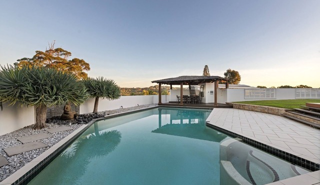 Maroochydore 5-Bed Retreat with Pergola & Bar