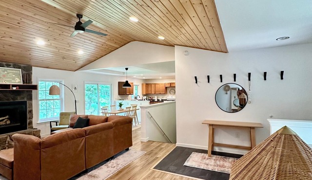 Marquette home centric to best hiking/biking trails, and beaches. Pet-friendly.