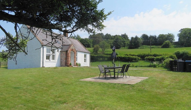 MARR COTTAGE, pet friendly, with a garden in Thornhill