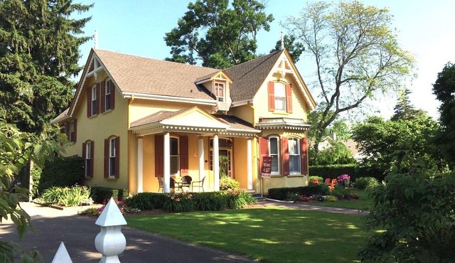 Marrakech Mansion: Pet friendly, 4 bedrooms, 3 bath. One block to Queen Street