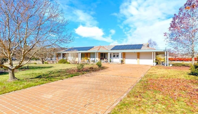 Marrangaroo Meadows - Rural Manor, 5 Bedroom, 3 Bathroom, Indoor Swimming Pool