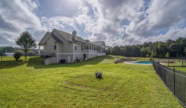 Mars Landing- 4-bedroom house in enchanting Fayetteville with fitness room