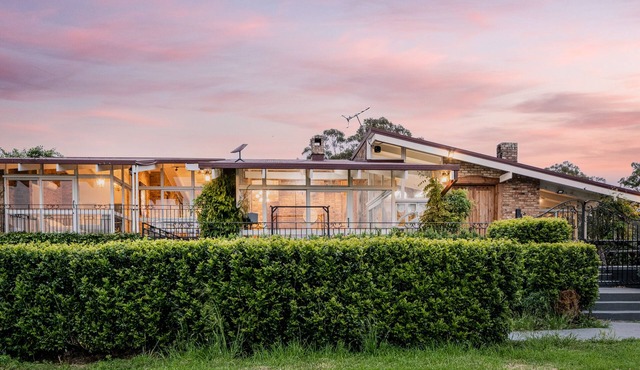 Mars: The Menangle Hideaway: Relax and Unwin