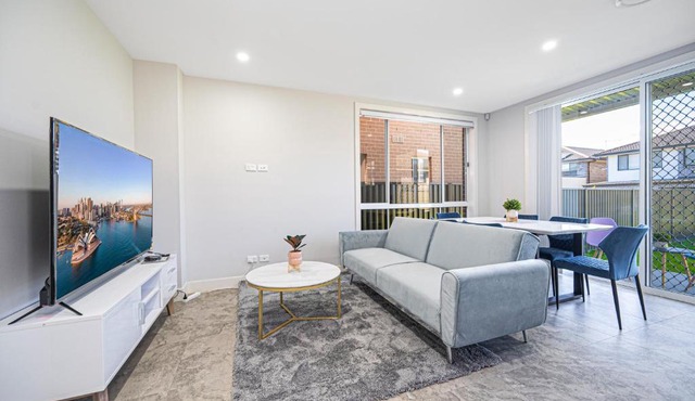 Marsden Park 2 level warm house near Parks