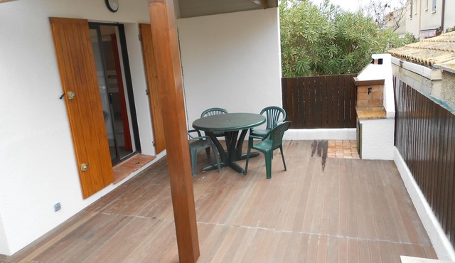 Marseillan-plage F2 air-conditioned large terrace 5 pers near sea/shops