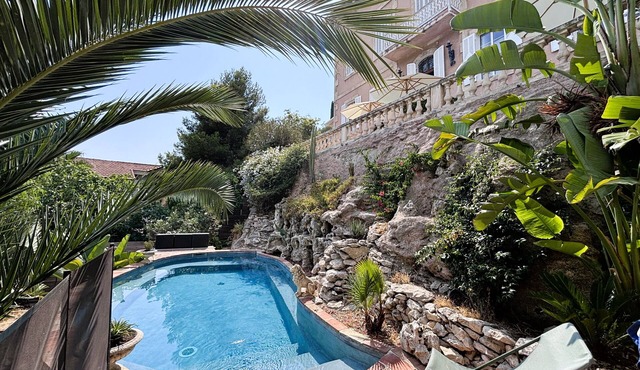 Marseille 7th: mansion, swimming pool, beach
