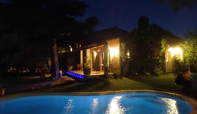 Marseille: villa with swimming pool and large garden with trees in a very quiet area