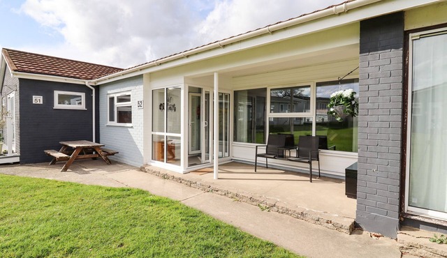 MARSH BUNGALOW, pet friendly, character holiday cottage in Lowestoft