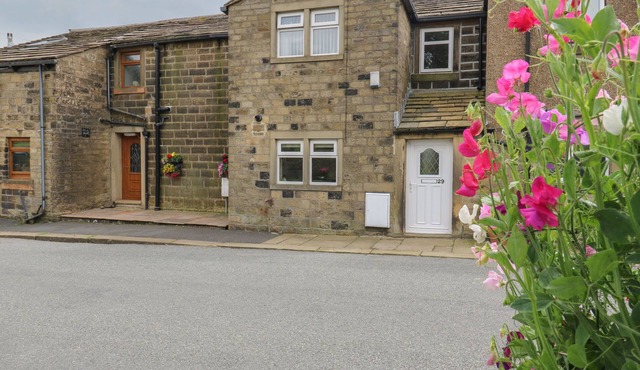 MARSH COTTAGE, character holiday cottage, with a garden in Oxenhope