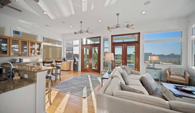 Marsh front home 10 min to beach and downtown- pet friendly!