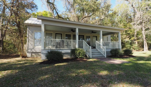 Marsh-view Cottage in the Woods: surrounded by majestic oaks, birdsong & marsh!