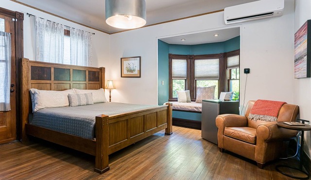 Marshall Inn Grand Porch Guestroom, Walk Downtown