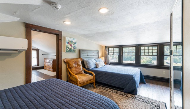 Marshall Inn Skyline Guestroom (Q/Q),Walk Downtown