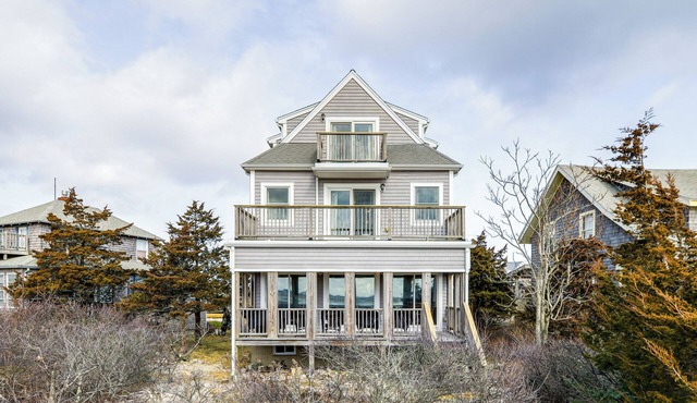 Marshfield Home w/4 Decks & Private Beach Access!