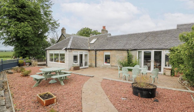 MARSHILL FARM HOUSE, pet friendly, with hot tub in Kirkmuirhill