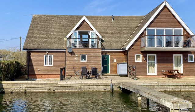 Marshmere - Three Bedroom House, Sleeps 6