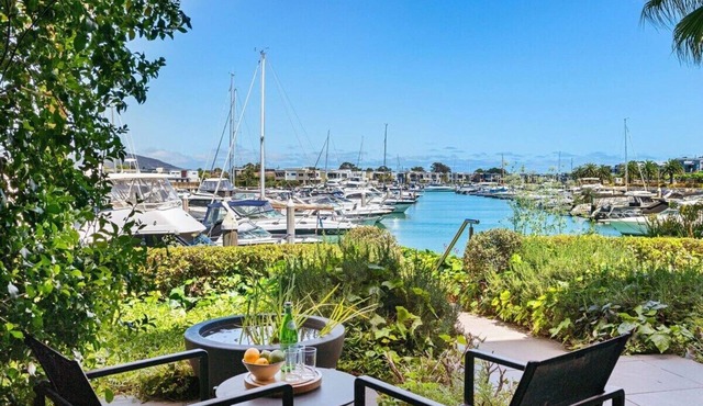 Martha's Retreat - Waterfront Luxury