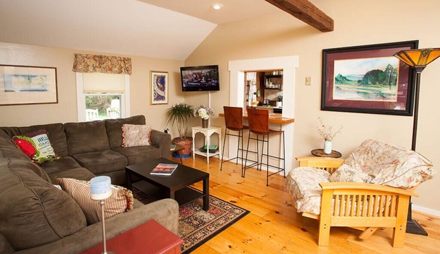 Martha's Vineyard 3BR, Pets Ok, 10 Min Walk to Beach or Shops!