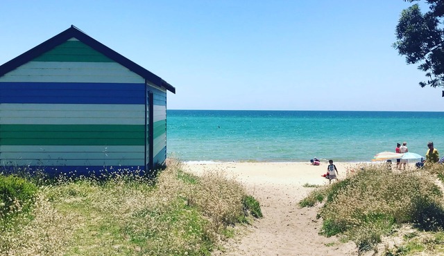 Martha’s View , amazing bay and city views, super modern , large and luxurious