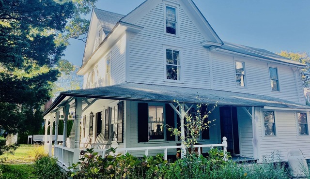 Martha’s Vineyard 7 Bedroom Vintage Home! 15 min walk to beaches and Oak Bluffs!