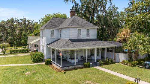 Martin A -Private historic district apt with pool-suite A