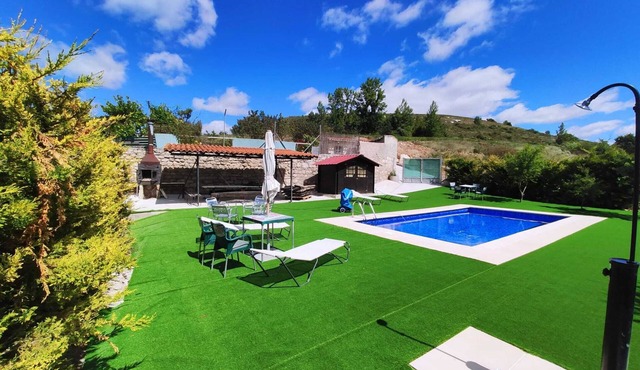 Martinez cottage for 16 people
