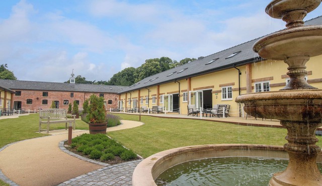 MARTINGALE COTTAGE, pet friendly, with a garden in West Felton