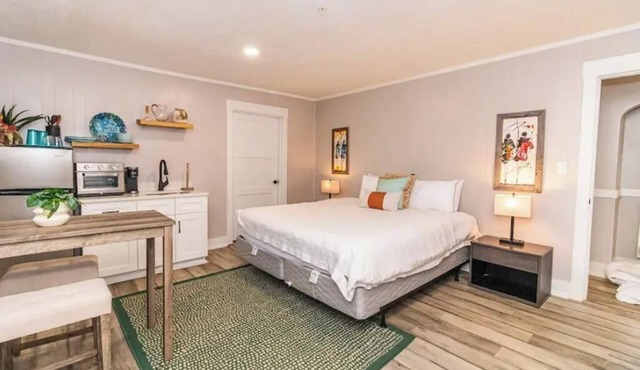 MARU, a Cozy Stay for Two in the Lodge of Karoo at Smith Mountain Lake