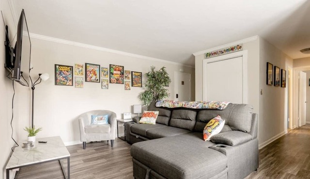 Marvel Comics 2 Bedroom Apt on the KC Plaza w/Pool