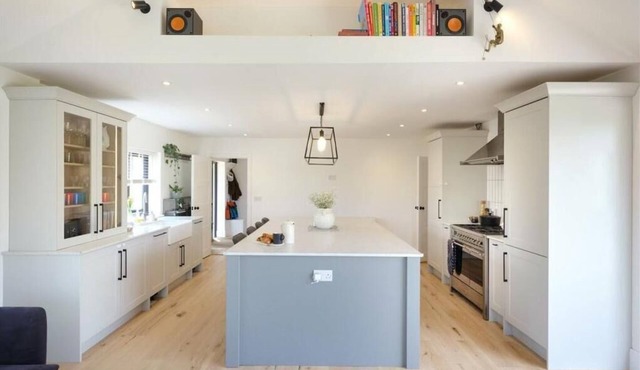 Marvellous Marlborough Views with Hot Tub - Great walks, food and shopping