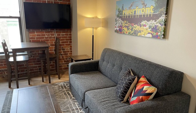 Marvelous 1 Bed Riverfront Park Travel Apartment