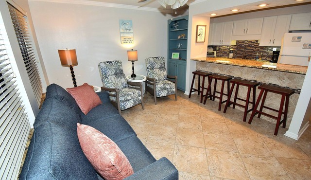 Marvelous 1BR Condo with pool and beach access. Sleeps 4. Park by front door.