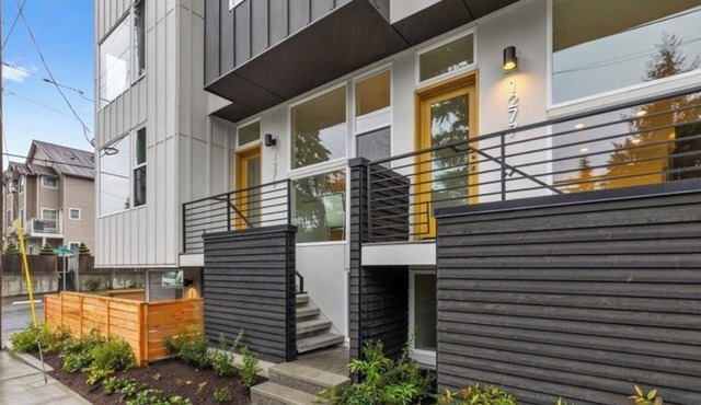 Marvelous 2-bedroom townhome with AC in Shoreline