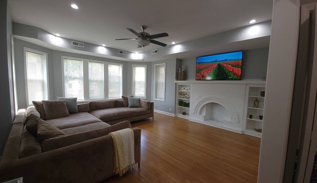 Marvelous 3-bedroom apartment with WiFi, AC 18 minutes from downtown Chicago