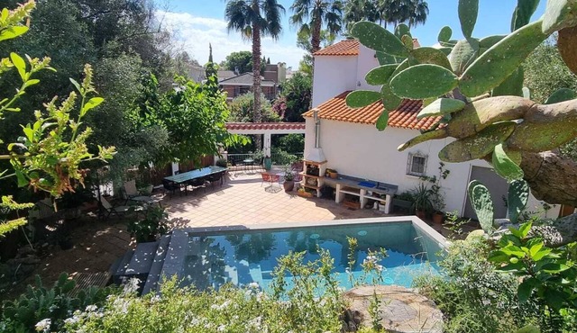 Marvelous 4-bedroom garden house, Castelldefels,5 min. walking from the beach