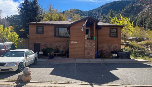 Marvelous 4-bedroom house with AC in Historic Boulder on Boulder Creek.