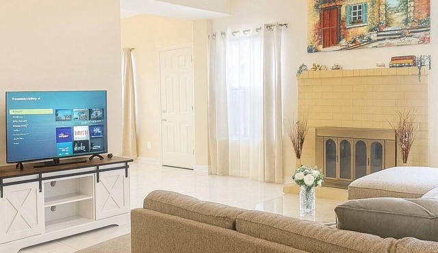 Marvelous 4-bedroom house in Houston with large backyard in quite neighborhood