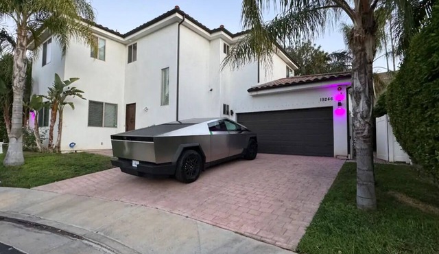 Marvelous 4-bedroom house in Los Angeles with Jacuzzi!