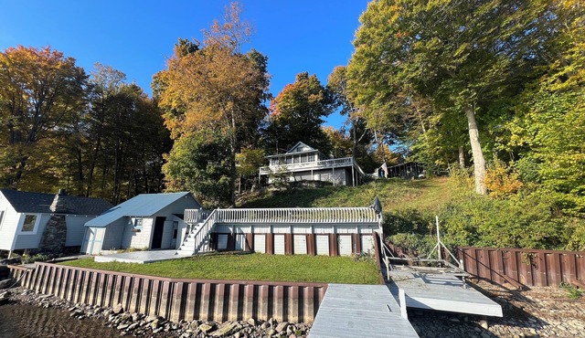 Marvelous 5-bedroom bayside cottage with WiFi in Red Creek.