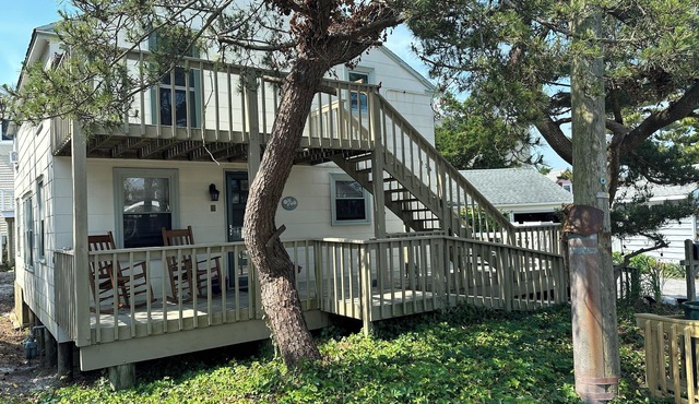 Marvelous 5-bedroom cottage one from ocean in Ship Bottom with AC, game room
