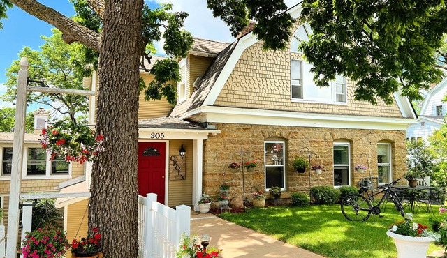Marvelous 7-bedroom house overlooking the St. Croix River in Osceola