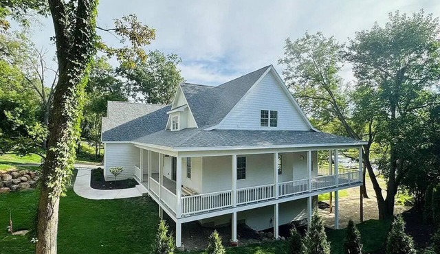 Marvelous Brand New Lakefront Estate with private pier - 7 bedrooms, 7 bathrooms
