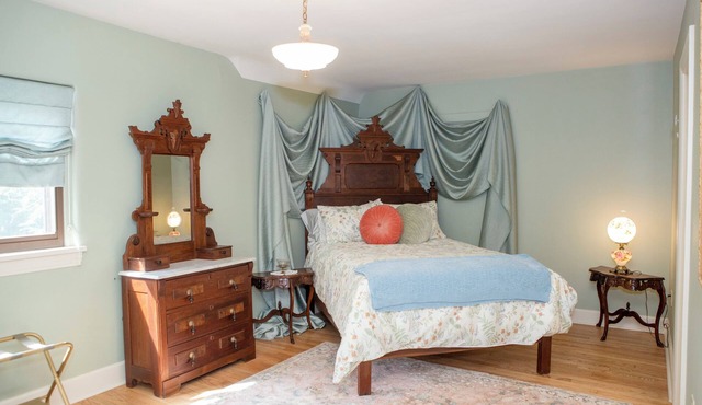 Marvelous lakefront 4-bedroom historical estate in Richfield with AC.