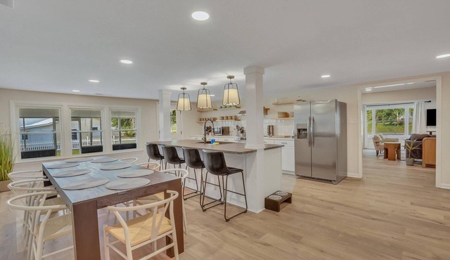 Marvelous Manning: 4-Bdr + Studio + Waterfront