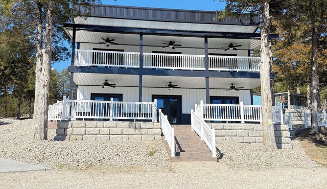 Marvelous New 5-bedroom tiny house with AC in charming Roach on the water