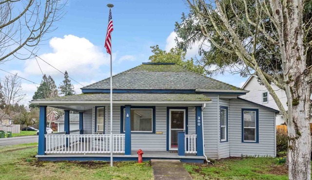 Marvelous Single Level Home in Central Newberg, Fire-Table, Covered Patio, Seven Blocks to Downtown