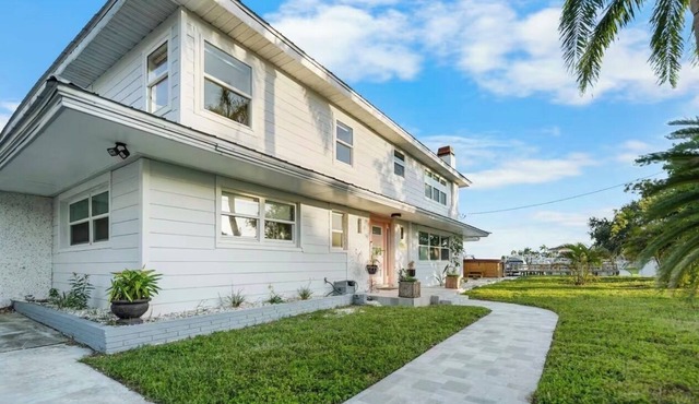 Marvelous Waterfront 5 bedroom house with boat, jet ski &AC in sunny Palm Harbor