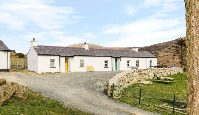 MARY LARKIN'S COTTAGE, pet friendly, with open fire in Rostrevor